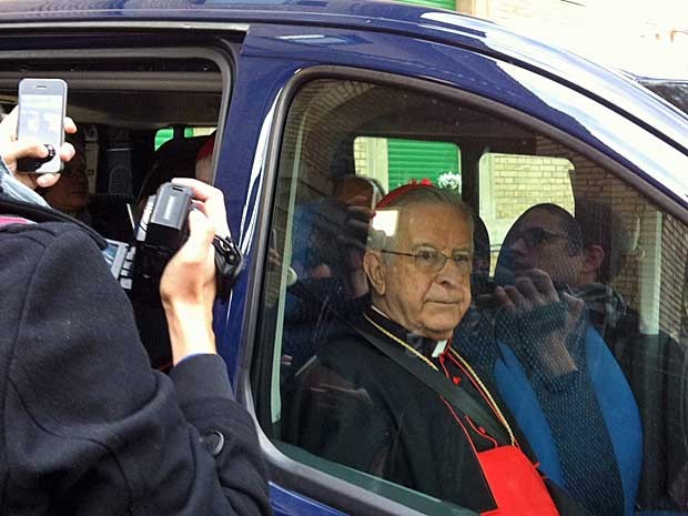 Dom Geraldo Majella Agnelo, arcebispo emérito de Salvador, ocupa o mesmo carro que Dom Odilo Scherer. (Foto: Fernanda Kalena / Especial para o G1)