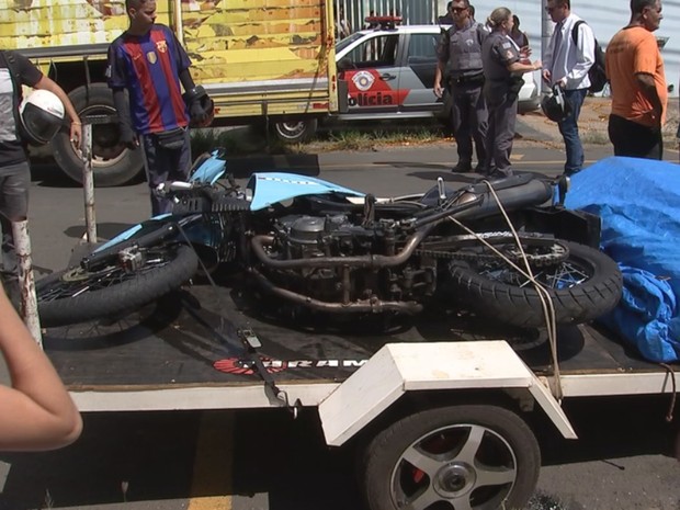 G1 Motociclista morre em acidente caminhão em avenida de Rio