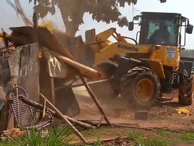 Tratores derrubaram barracos em área de preservação ambiental (Foto: Reprodução/ TVCA)