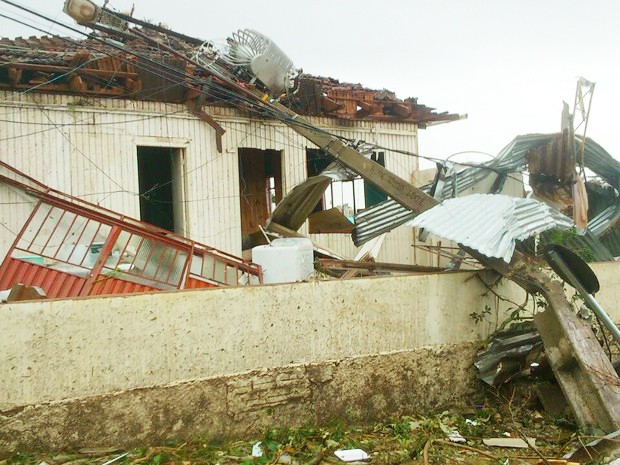 Poste e casas foram atingidos em Xanxerê (Foto: Flávio Carvalho/TudosobreXanxerê)