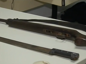 Armas encontradas com os indígenas durante desentendimento (Foto: Reprodução/TV Anhanguera)