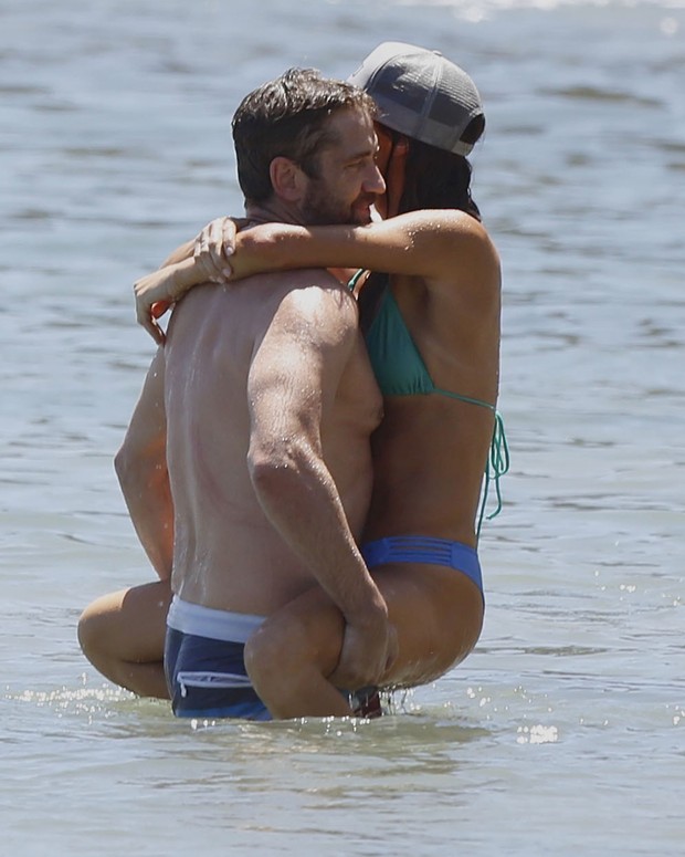 Gerard Butler e a namorada, Morgan Brown, em praia de Malibu, na Califórnia, nos Estados Unidos (Foto: Grosby Group/ Agência)