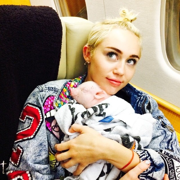 Miley Cyrus posa com porquinho (Foto: Instagram/ Reprodução)