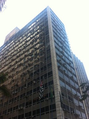 Edifício Barão de Serro Azul, o prédio no qual o síndico Severino Lima enviou o comunicado sobre o vidente que disse que um avião irá cair próximo ao local na próxima quarta (26) (Foto: Olivia Florência/ G1) Edifício Barão de Serro Azul, o prédio no qual o síndico Severino Lima enviou o comunicado sobre o vidente que disse que um avião irá cair próximo ao local na próxima quarta (26) (Foto: Olivia Florência/ G1)
