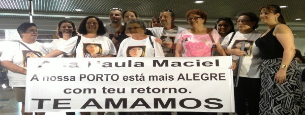 Ana Paula foi recebida com faixas pela família em Porto Alegre (Foto: Rafaella Fraga/G1)