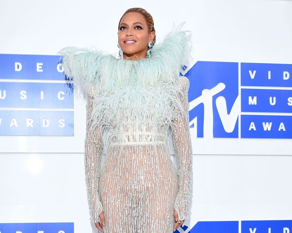 Beyoncé optou pelas plumas e transparência (Foto: Getty Images)