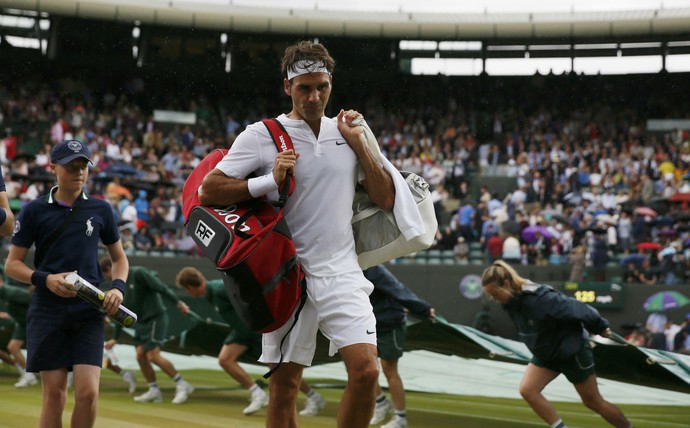 Roger Federer deixa a quadra em Wimbledon por causa da chuva (Foto: Reuters)