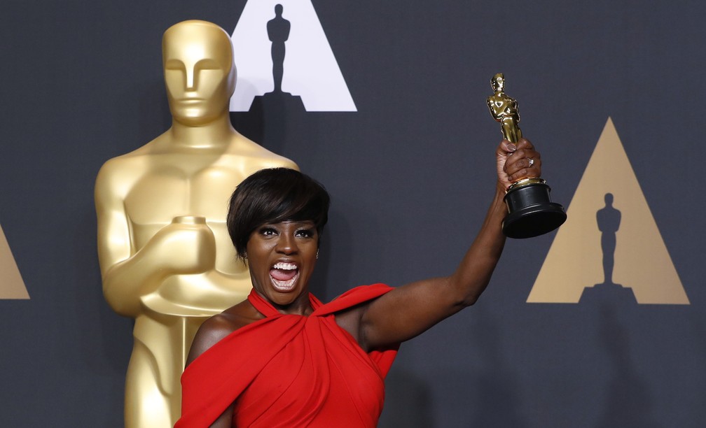 Viola Davis ganha o Oscar de melhor atriz coadjuvante por 'Um Limite entre Nós'. (Foto: Lucas Jackson / Reuters)