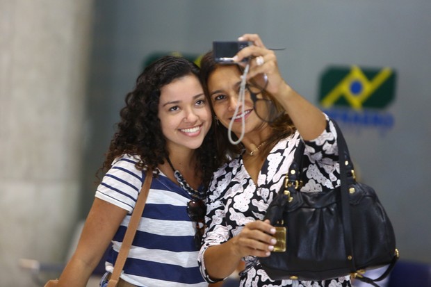 Dira Paes no aeroporto Santos Dumont (Foto: Marcello Sá Barreto / AgNews)