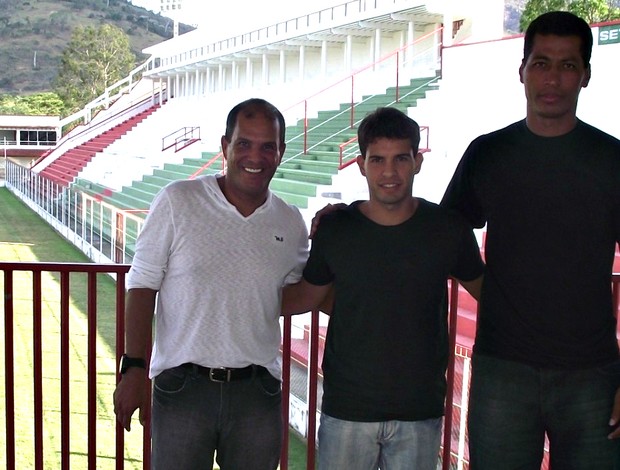Geovani e o filho Andrey ao lado do diretor de futebol do Real Noroeste, Eleomar Pereira (Foto: Marcelo Pereira/Real Noroeste FC)
