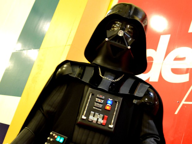 O engenheiro Reneval Tupinambá gastou cerca de R$ 3 mil en fantasia de Darth Vader (Foto: Jéssica Alves/G1)