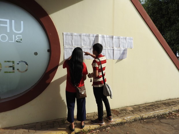 Candidatos ao vestibular 2017.1 da UFRR conferem nomes (Foto: Valéria Oliveira/G1)