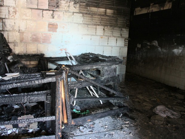 O incêndio atingiu principalmente a sala da casa, que fica no bairro Araretama. (Foto: Arquivo/Vale News)
