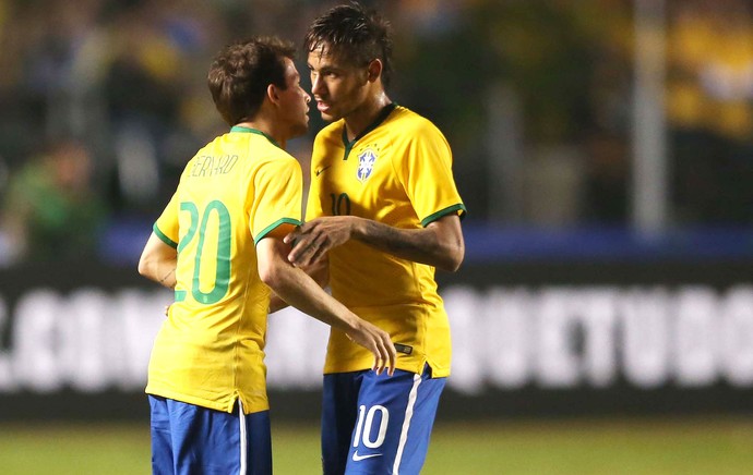 Bernard e Neymar Brasil x servia (Foto: Marcos Ribolli)
