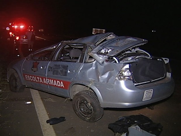 G1 Motorista Tenta Ultrapassar Carreta E Capota Carro De Segurança Na