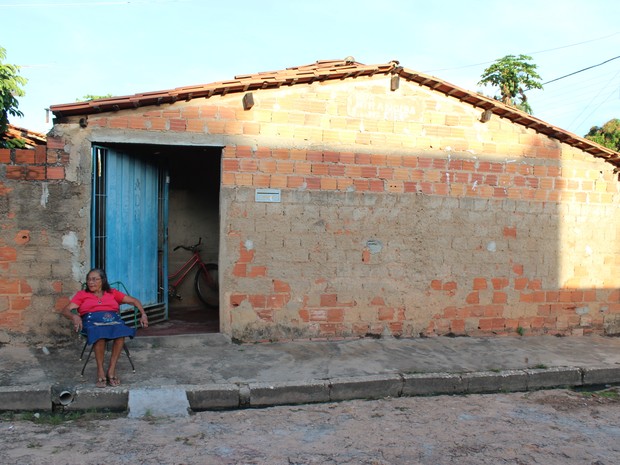 Maria vive em uma casa inacaba na periferia de Teresina (Foto: Ellyo Teixeira/G1)