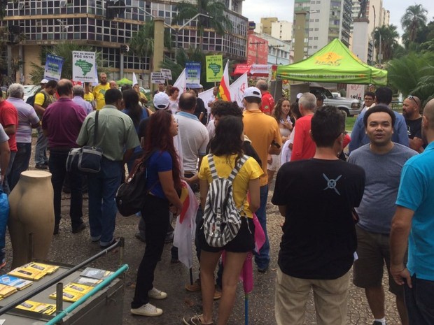 Grupo protesta em Goiânia, Goiás (Foto: Danielle Oliveira/ G1)