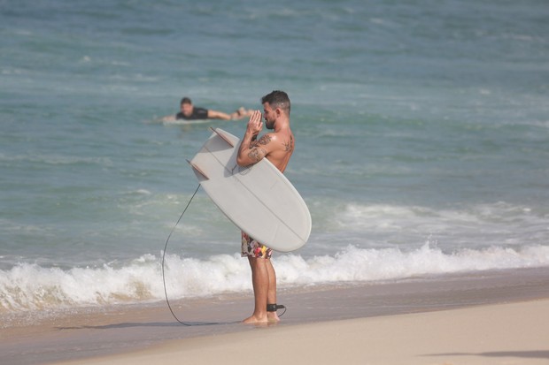 Juliano Cazarré na praia da Macumba no RJ (Foto: Dilson Silva / Agnews)