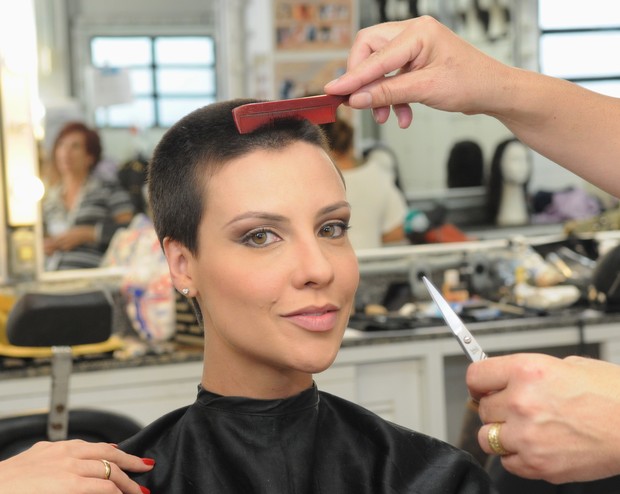 Camila Rodrigues raspa o cabelo para a novela 'Os dez mandamentos' (Foto:  Munir Chateck / Record )