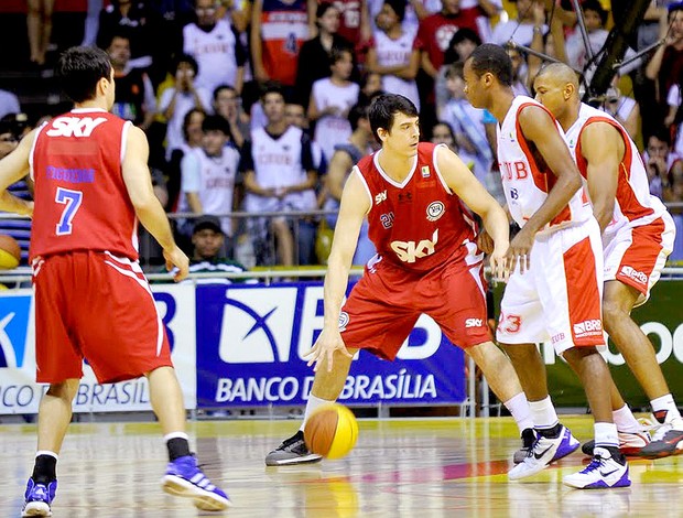 Fiorotto na partida de basquete entre Brasília e Pinheiros (Foto: Brito Junior / Divulgação)
