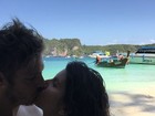Fábio Porchat curte praia na Tailândia em clima de romance
