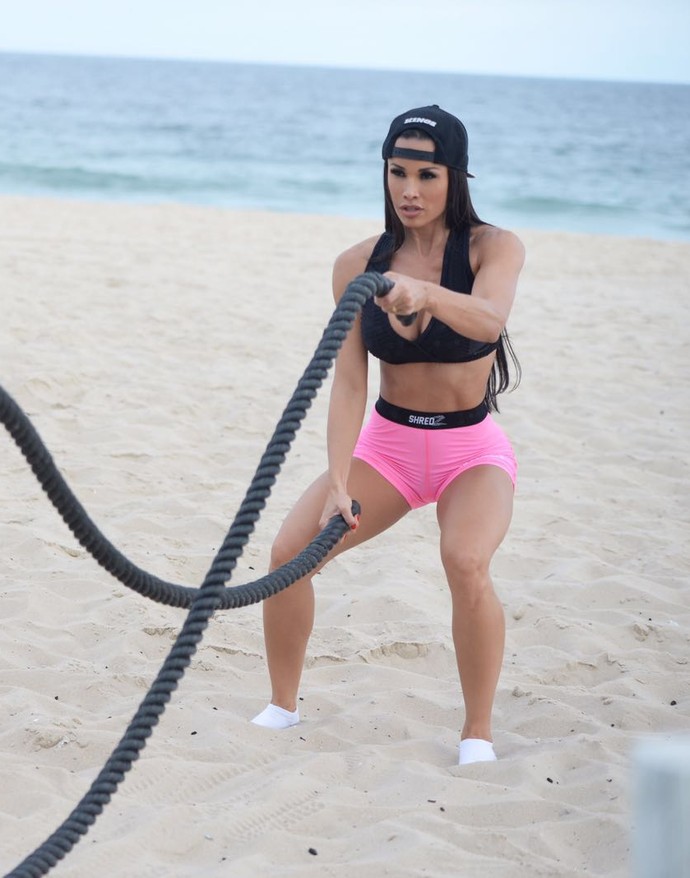 Fernanda D'avila faz exercício na praia (Foto: Bruno Henrique/MF Models/Divulgação)