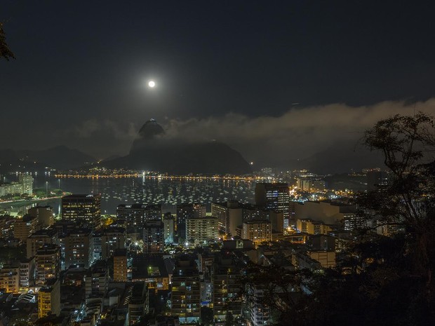 &#39;Lua azul&#39; na Praia de Botafogo, no Rio (Foto: Marcello Cavalcanti)