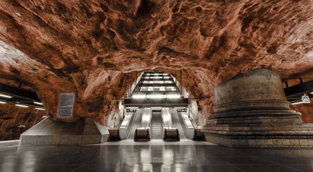 Alexander Dragunov fez imagens do metrô de Estocolmo, na Suécia, que chegou a ser descrito como a maior exposição de arte do mundo. Mais de 90 das 110 estações do metrô mostram obras de cerca de 150 artistas (Foto: Alexander Dragunov/cortesia www.adragunov.com)