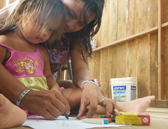 Mãe e filha fazem desenho juntas. Brincar é uma atividade importante para o desenvolvimento das crianças (Foto: Projeto Primeira Infância/FAS)