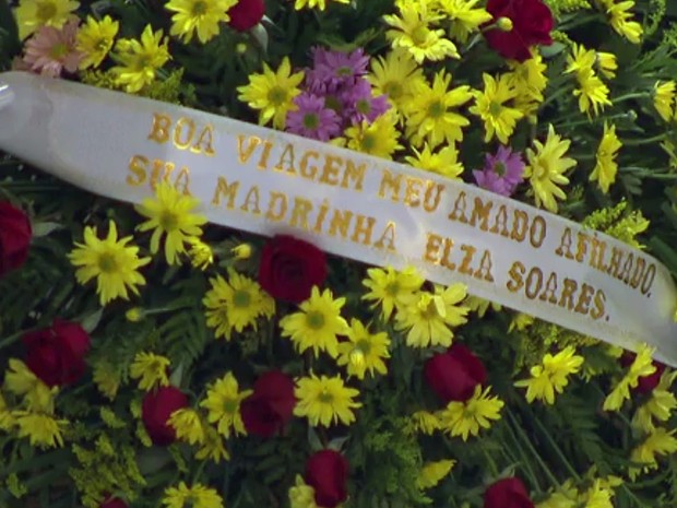 Cantora Elza Soares, 'madrinha' de Vander Lee, enviou coroa de flores para homenagear o cantor mineiro, morto nesta sexta-feira (Foto: Reprodução/TV Globo)