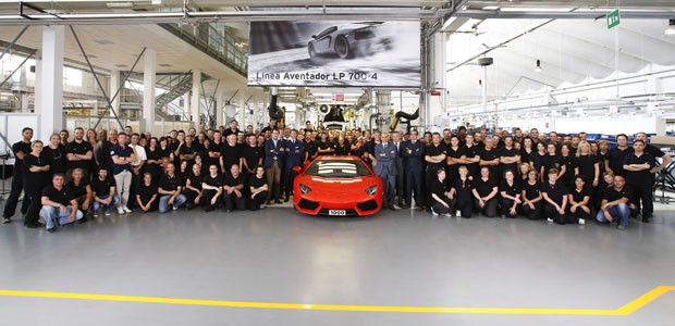 Funcionários da Lamborghini comemoram 1.000 unidades do Aventador  (Foto: Divulgação)
