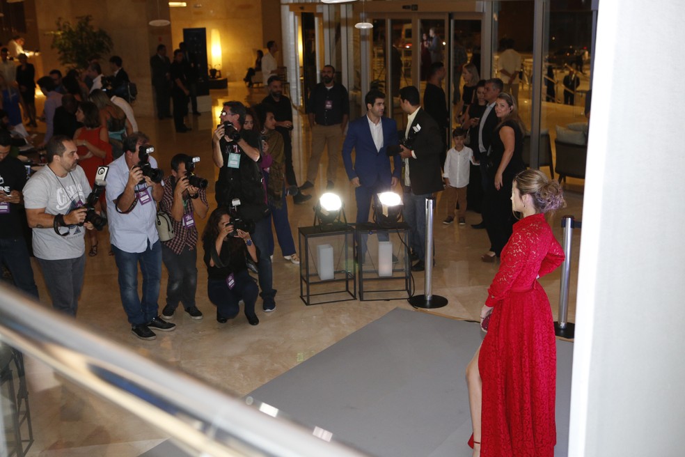 Enquanto Ju Paiva posa, o namorado acompanha tudo ❤️ (Foto: Fabio Rocha/Gshow)