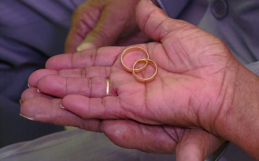 Simbolismo da aliança também esteve presente em casamento de homem de 102 anos com mulher de 80 anos em Fortaleza de Minas (MG) (Foto: Reprodução EPTV/Cacá Trovó)