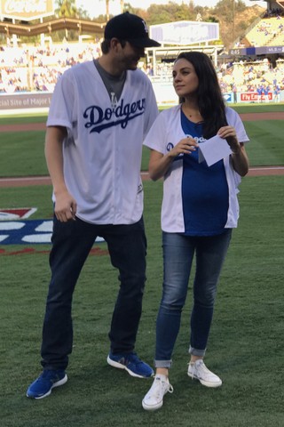 Ashton Kutcher e Mila Kunis, grávida, em estádio de basebol em Los Angeles, nos Estados Unidos (Foto: AKM-GSI/ Agência)
