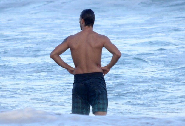 Rodrigo Hilbert se refresca no mar após a partida (Foto: J. Humberto/Ag News)