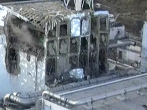 Reator 4 da usina nuclear de Fukushima ficou danificado após explosão; imagens foram tiradas de um helicóptero da força aérea japonesa (Foto: Reuters)