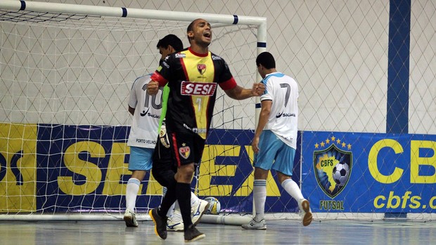 Cajuína e São Lucas pela Taça Brasil de Futsal 2013 (Foto: Zerosa Filho/CBFS)