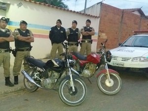 Suspeitos estavam na motocicleta roubada e na usada no crime  (Foto: Polícia Militar/Divulgação)