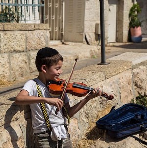 Menino toca violino na rua em Jerusalém (Foto: Paulo del Valle/Divulgação)
