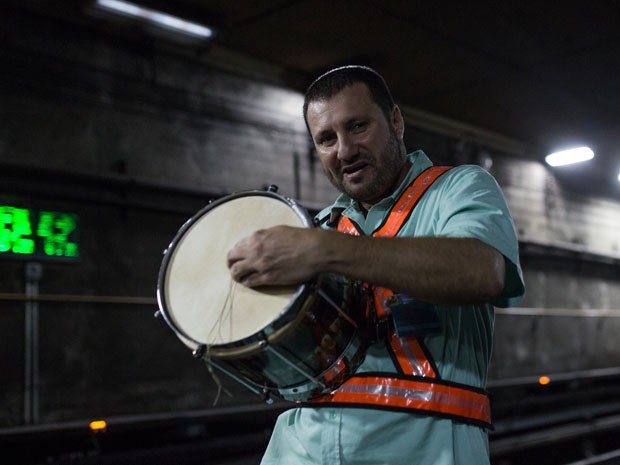 Marcos Martins dos Santos é técnico de sistemas metroviários e toca cuíca na bateria da Mocidade Alegre  (Foto: Victor Moriyama/G1)