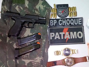 Material apreendido com os suspeitos (Foto: Divulgação/BPChoque)