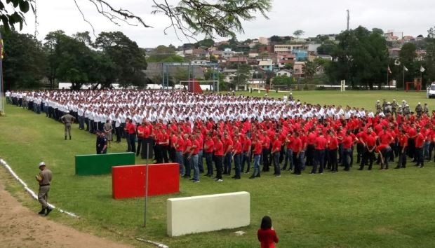 Novos soldados são apresentados para começar curso antes de atuar nas ruas (Foto: João Laud/RBS TV)