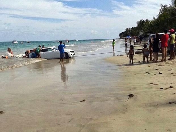 Camaro foi arrastado pelo mar na praia de Cotovelo (Foto: Edson Flávio/Via Certa Natal)