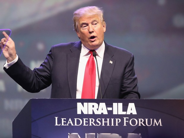 Donald Trump discursa em fórum da National Rifle Association's NRA-ILA, em Louisville, Kentucky, na sexta (20) (Foto: Scott Olson/Getty Images/AFP)