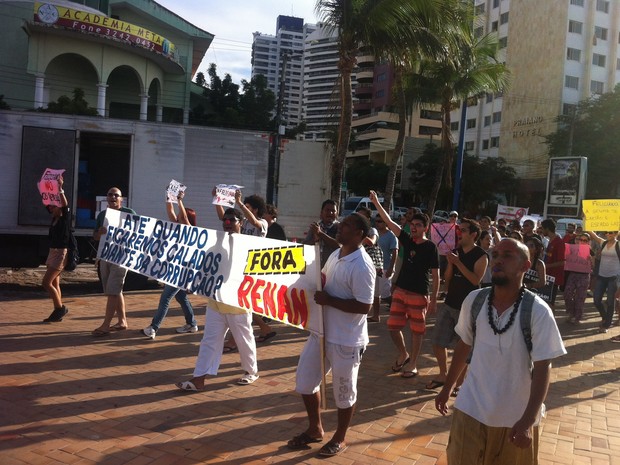 Manifestantes caminharam pela Avenida Beira-Mar na tarde deste sábado.  (Foto: Pedro Marques/Arquivo Pessoal)