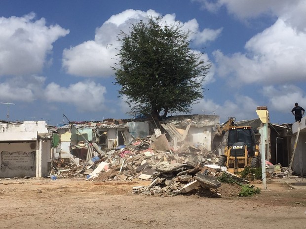 Barracos construídos por presos são demolidos no Complexo do Curado (Foto: Seres/Divulgação)