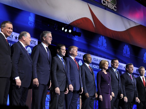 Pré-candidatos republicanos posam para fotos antes do debate promovido pela CNBC na quarta (28). A partir da esquerda: John Kasich, Mike Huckabee, Jeb Bush, Marco Rubio, Donald Trump, Ben Carson, Carly Fiorina, Ted Cruz, Chris Christie e Rand Paul (Foto: Reuters/Evan Semon)