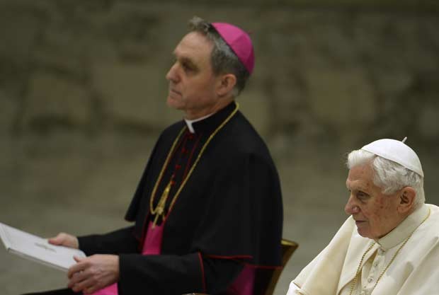 O secretário papal Georg Gaenswein ao lado do Papa Bento XVI durante a audiência desta quarta-feira (13) no Vaticano (Foto: AFP)