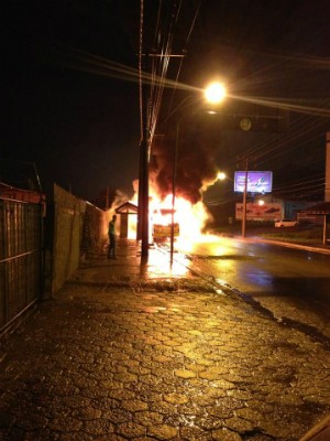 Coletivo foi incendiado no bairro Bom Retiro (Foto: Johan Guse/Divulgação)