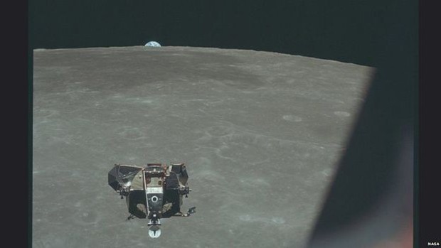 A Terra aparece atrás do horizonte da Lua  (Foto: Nasa/Project Apollo Archive)